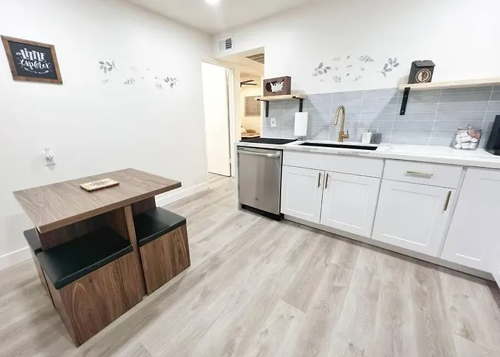 Urban Explorer: 2br Asu & Mill Apartment Tempe