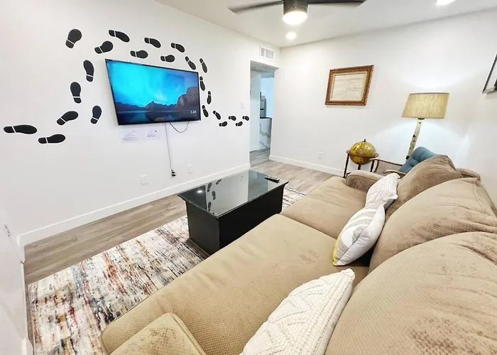 Urban Explorer: 2br Asu & Mill Apartment Tempe